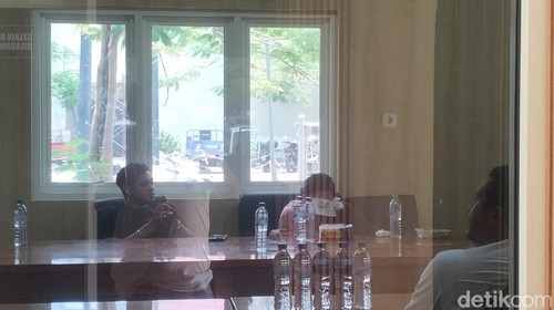 Keluarga Veronica Beatrix Jessica berpelukan dan menangis di salah satu ruangan kantor KSOP Labuan Bajo, Manggarai Barat, NTT, Rabu (14/10/2026).