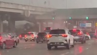 Detik-detik Mengerikan Kembaran Avanza Terangkat di Tol Kena Puting Beliung