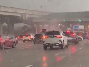 Detik-detik Mengerikan Kembaran Avanza Terangkat di Tol Kena Puting Beliung