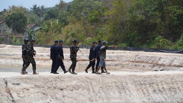 Kementerian Kelautan dan Perikanan (KKP) menyegel tambak udang tak berizin di Karimunjawa, Jepara, Jawa Tengah. Kementerian Kelautan dan Perikanan (KKP) menyegel tambak udang tak berizin di Karimunjawa, Jepara, Jawa Tengah. (Dok. Humas KKP)