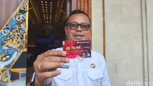 Kepala BKAD Buleleng Made Pasda Gunawan kartu kredit Indonesia, usai sosialisasi KILAT DENBUKIT, Rabu (14/10/2026). (Made Wijaya)