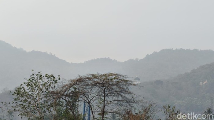 Kondisi atmosfer di Gorontalo tampak berkabut akibat asap dari karhutla Papua-Kalimantan.