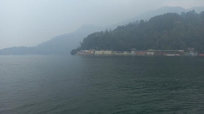 Kondisi Danau Toba yang diselimuti kabut asap (Foto: dok. warga)