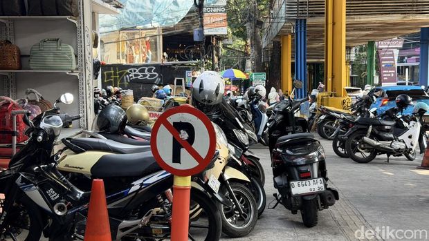 Kondisi trotoar cihampelas yang dijadikan parkiran motor