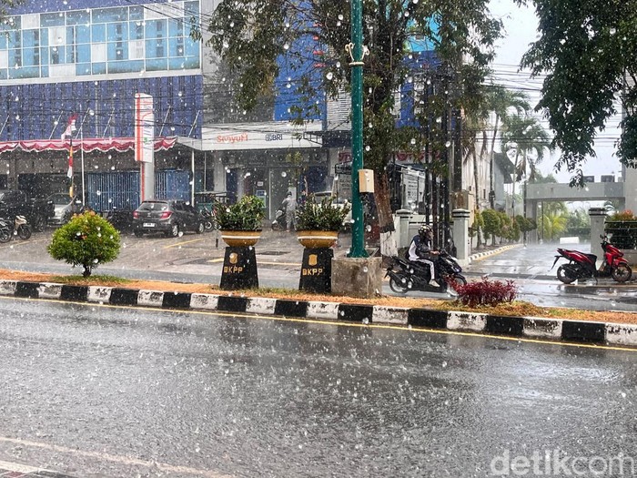 Kondisi udara di Kota Balikpapan, Kalimantan Timur setelah sempat diguyur hujan.