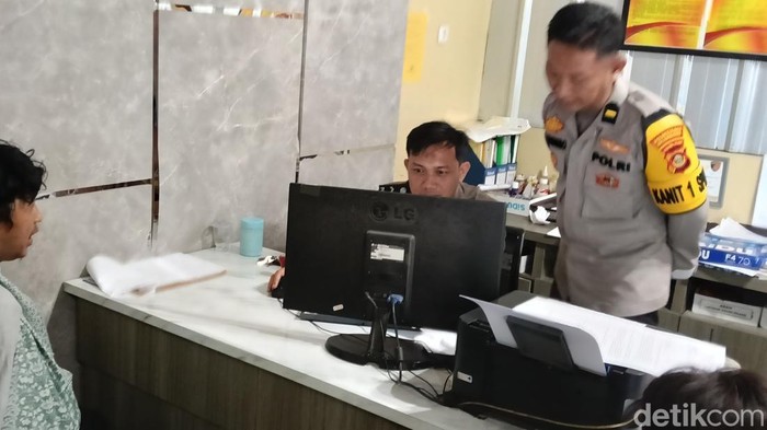 Korban Ramadiansyah saat melapor ke Polrestabes Palembang.