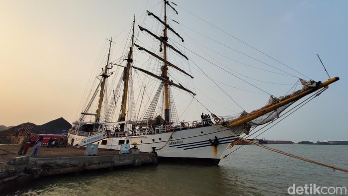 KRI Dewaruci saat bersandar di Cirebon