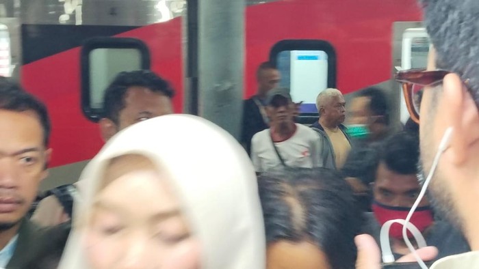 KRL Inka gangguan, penumpang di Stasiun Pasar Minggu pindah KRL (dok. istimewa)