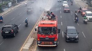 Kurangi Dampak Karhutla, Petugas Lakukan Penyemprotan Air di Palembang