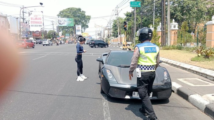 Penampakan Lamborghini yang terlibat laka di bangjo UIN Jogja, Sleman, Rabu (14/10/2026).