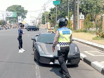 Brakk! Lamborghini Diseruduk Gran Max di Bangjo UIN Jogja