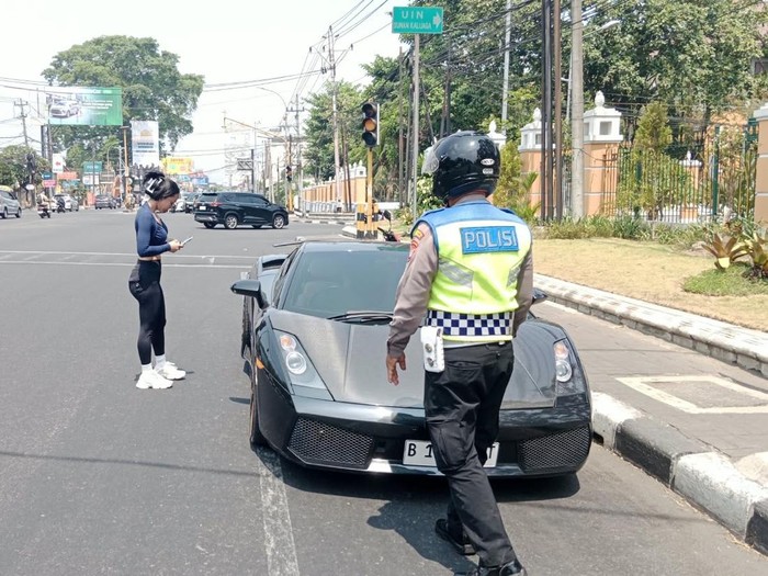 Penampakan Lamborghini yang terlibat laka di bangjo UIN Jogja, Sleman, Rabu (14/10/2026).