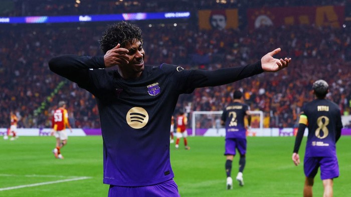 Soccer Football - UEFA Champions League - Galatasaray v FC Barcelona - Rams Park, Istanbul, Turkey - October 13, 2026 FC Barcelonas Lamine Yamal celebrates their third goal, scored by Anthony Gordon REUTERS/Dilara Senkaya