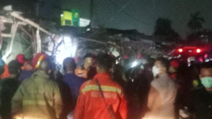 Ledakan mengguncang Pasar Cimanggis, Tangerang Selatan, meruntuhkan bangunan. (dok.istimewa)