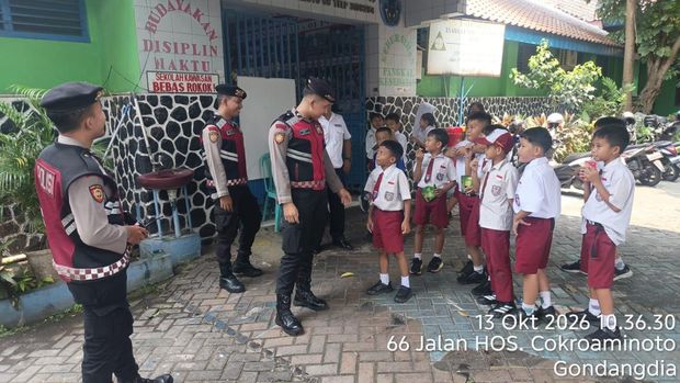 Lewat patroli dialogis, Polda Metro Jaya bangun rasa aman di sekolah, Rabu (14/10/2026).