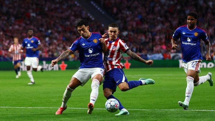 Soccer Football - UEFA Champions League - Atletico Madrid v Manchester United - Riyadh Air Metropolitano, Madrid, Spain - October 13, 2026 Manchester United's Lisandro Martinez in action with Atletico Madrid's Alejandro Grimaldo REUTERS/Susana Vera