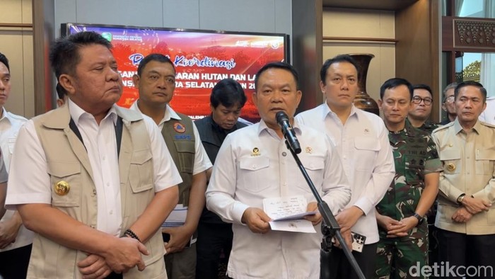 Menko Polkam Dudung saat rakor penanganan karhutla di Sumsel.