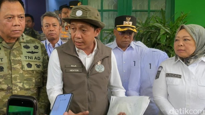 Menteri Kehutanan Raja Juli Antoni