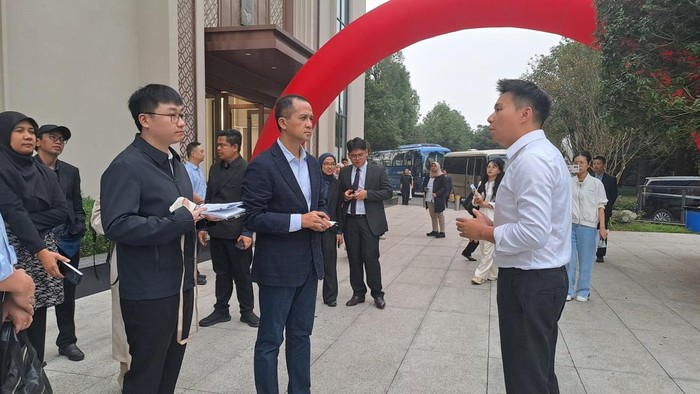 Menteri Transmigrasi (Mentrans) Muhammad Iftitah Sulaiman Suryanagara melanjutkan lawatannya ke China dengan mengunjungi Desa Zhenwugong, Chongqing (Lisye/detikcom)