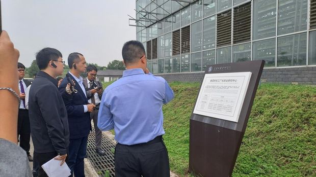 Mentrans saat mengecek lembaga riset teknologi pertanian di China (Lisye/detikcom)