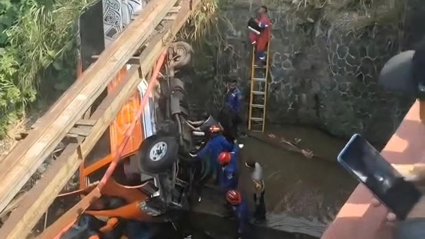 Mobil Elf terjun ke Sungai di Ciawi arah Puncak Bogor mengakibatkan sopir tewas Mobil Elf terjun ke Sungai di Ciawi arah Puncak Bogor mengakibatkan sopir tewas , Rabu (14/10/2026).