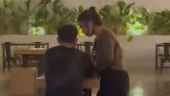 Momen pria ngambek hujan-hujanan 3 jam di outlet Mie Gacoan, Medan Tuntungan. (Foto: tangkapan layar video viral)