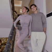 Olla mengenakan gaun panjang berwarna mauve dengan detail potongan di bagian dada dan aksen kerutan di pinggang. Sementara itu, Tristan memilih sweter rajut taupe yang dipadukan dengan celana panjang putih. Perpaduan warna lembut ini membuat penampilan keduanya terlihat harmonis dan elegan. Foto: Instagram/@ollaramlan