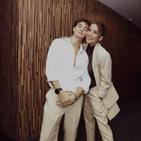 Olla tampil modis dengan setelan celana krem pasir, blus satin cokelat tua, dan sepatu hak tinggi. Tristan memilih kemeja putih dengan bagian kerah terbuka serta celana bahan berwarna krem. Gaya semiformal ini memberikan kesan rapi tanpa terlihat terlalu kaku. Foto: Instagram/@ollaramlan