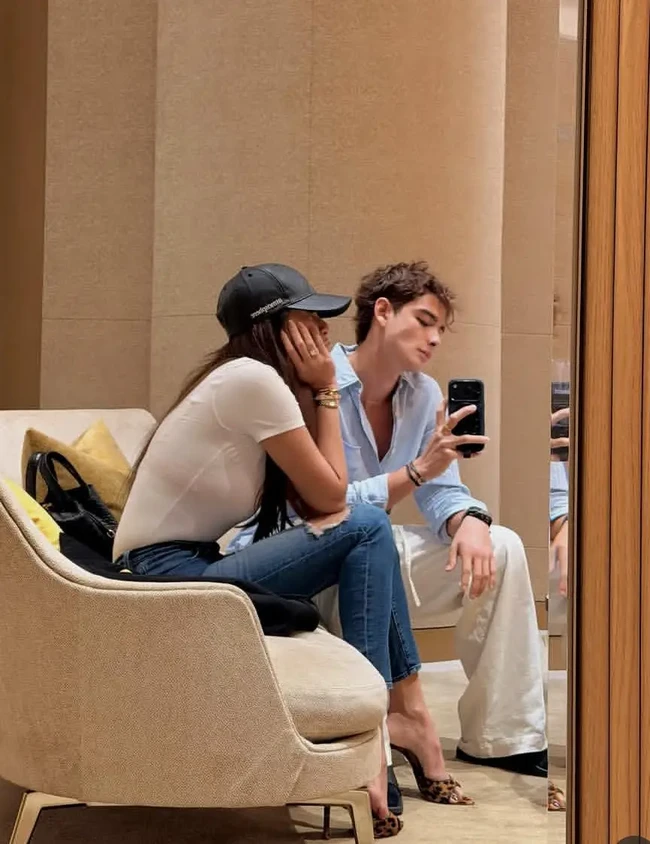 Olla memilih kaus putih, celana jeans biru dengan detail sobekan, dan topi bisbol hitam untuk tampilan santai. Sepatu hak tinggi bermotif tutul macan menjadi aksen menarik pada outfit-nya. Tristan tampil kasual dengan kemeja linen biru muda dan celana katun putih berpotongan longgar. Foto: Instagram/@ollaramlan