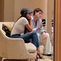 Olla memilih kaus putih, celana jeans biru dengan detail sobekan, dan topi bisbol hitam untuk tampilan santai. Sepatu hak tinggi bermotif tutul macan menjadi aksen menarik pada outfit-nya. Tristan tampil kasual dengan kemeja linen biru muda dan celana katun putih berpotongan longgar. Foto: Instagram/@ollaramlan
