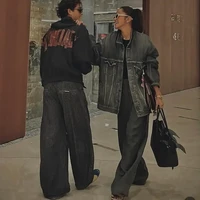 Olla memadukan jaket denim oversized dengan celana palazzo abu-abu gelap, kacamata hitam berbingkai putih, dan tas kulit hitam. Tristan tampil tak kalah keren dengan hoodie hitam beraksen grafis merah serta celana panjang longgar bermotif garis. Perpaduan tersebut menghadirkan gaya streetwear yang modern dan kekinian. Foto: Instagram/@ollaramlan