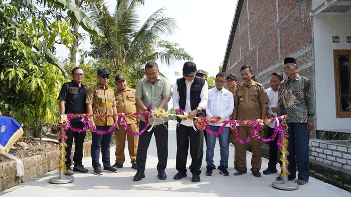 Pak Yes saat meresmikan jalan baru di Lamongan