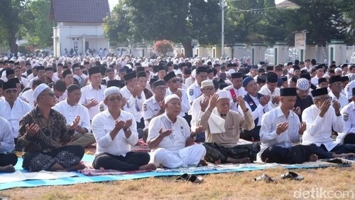 Pelaksanaan salat istisqa dan doa bersama memohon turun hujan di halaman kantor Wali Kota Bima, NTB, pada Rabu (14/10/2026).