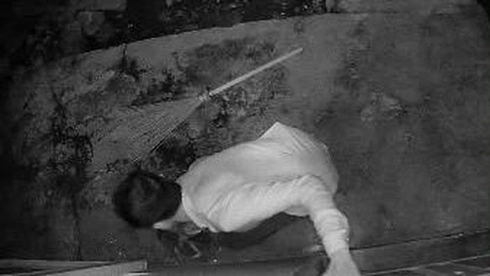 Pelaku saat terekam CCTV mencuri ponsel korban. (Foto: dok. Polsek Sunggal)
