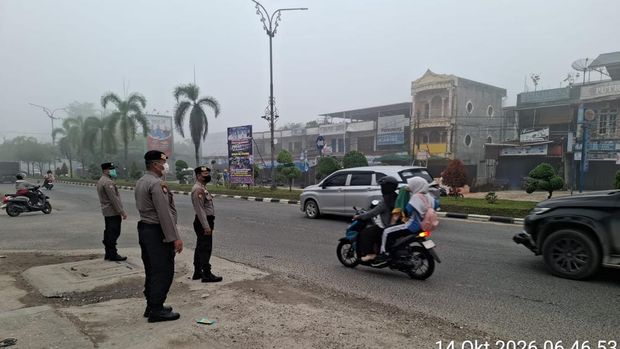 Pelalawan, Riau diselimuti kabut asap kiriman dari provinsi lain, Rabu (14/10/2026).