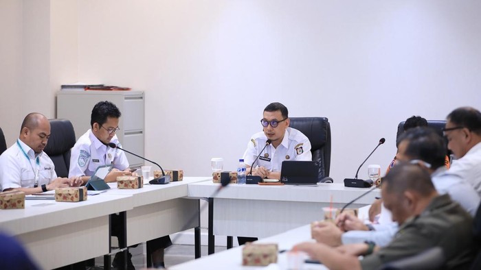 Pemkot Makassar menggelar rapat terkait pencemaran udara dan melibatkan BMKG.