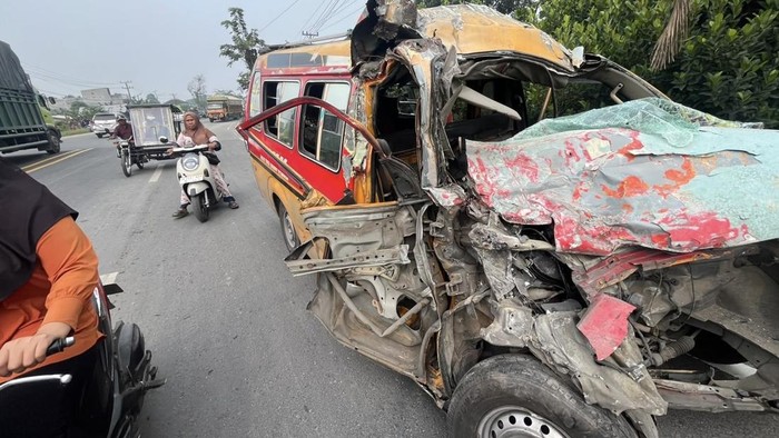 Penampakan angkot yang ringsek akibat terlibatk kecelakaan berutun di Sergai (Foto: dok. Polres Sergai)
