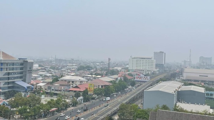Penampakan kabut asap di Makassar hari ini, Rabu 14 Oktober 2026 (Foto: Azis/detikSulsel)