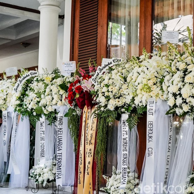 Martha Tilaar Berpulang, Karangan Bunga Memenuhi Kediaman