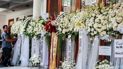 Martha Tilaar Berpulang, Karangan Bunga Memenuhi Kediaman