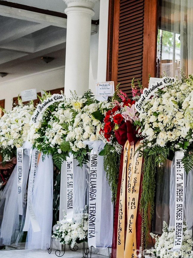 Martha Tilaar Berpulang, Karangan Bunga Memenuhi Kediaman