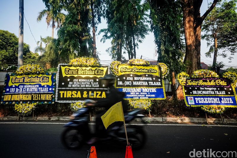 Pendiri Martha Tilaar Group Berpulang, Kediaman Dipenuhi Karangan Bunga Pendiri Martha Tilaar Group, Dr. (HC) Martha Tilaar, meninggal dunia pada usia 89 tahun di RS Medistra, Setiabudi, Jakarta Selatan, Rabu (14/10/2026).Jenazah Martha Tilaar disemayamkan di kediamannya di Jalan Patra Kuningan Utara, Setiabudi, Jakarta Selatan. Sejumlah karangan bunga tampak memenuhi area rumah duka hingga meluber ke jalanan.