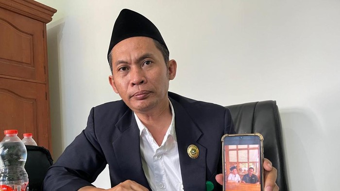 Penghulu Baharudin (52) yang viral marah-marah saat pimpin akad nikah di Mojokerto