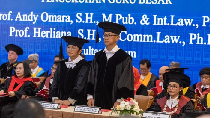 Pengukuhan pasutri Guru Besar FH UGM, Prof Andy Omara dan Prof Herlian, di Balai Senat UGM, Selasa (13/10/2026).