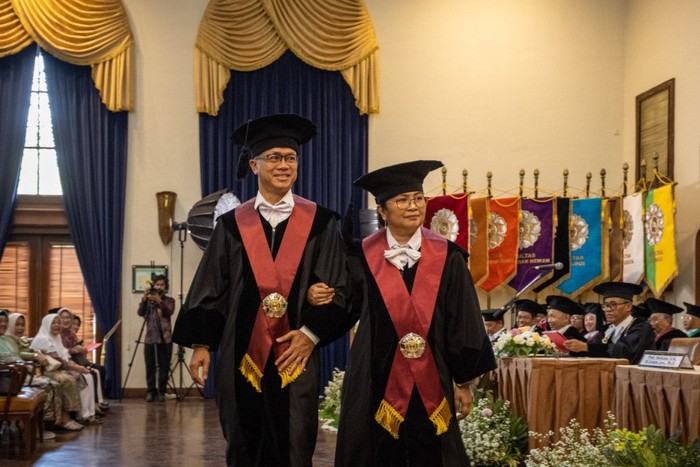 Pengukuhan pasutri Guru Besar FH UGM, Prof Andy Omara dan Prof Herlian, di Balai Senat UGM, Selasa (13/10/2026).