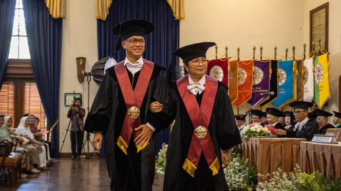 Pengukuhan pasutri Guru Besar FH UGM, Prof Andy Omara dan Prof Herlian, di Balai Senat UGM, Selasa (13/10/2026).