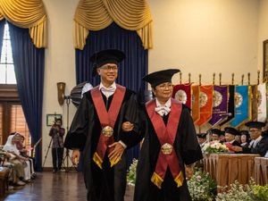 Kompaknya Pasutri Dosen UGM Raih Guru Besar Bareng di Ultah Pernikahan Perak