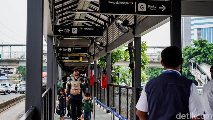 Pintu G hingga M Halte Transjakarta Cawang Cililitan, Jakarta Timur, resmi beroperasi sebagai perluasan area halte mulai Selasa (14/10/2026).