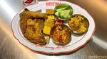 Pertama di Indonesia! Ayam Goreng Terjun 17 Rempah Ada di Blok M