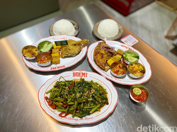 Pertama di Indonesia! Ayam Goreng 'Terjun' 17 Rempah Ada di Blok M